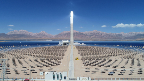 戈壁“追光”鑄就奇跡 浙江援青德令哈光熱電站連續(xù)三年超產(chǎn)，熔鹽塔點(diǎn)亮高原“金山銀山”